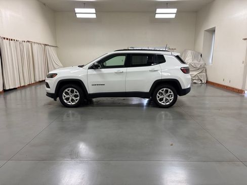 Used 2024 Jeep Compass Latitude AWD/4WD image 5