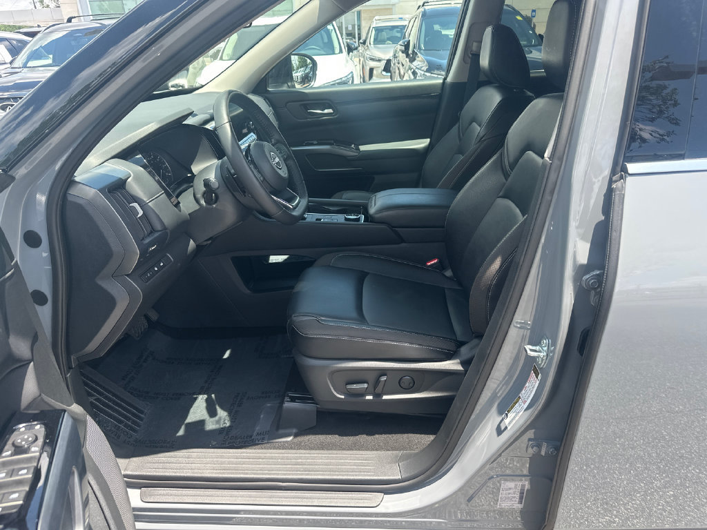 Used 2024 Nissan Pathfinder SL AWD/4WD image 9