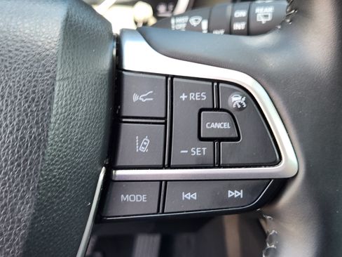 Used 2024 Toyota Highlander LE AWD/4WD image 25