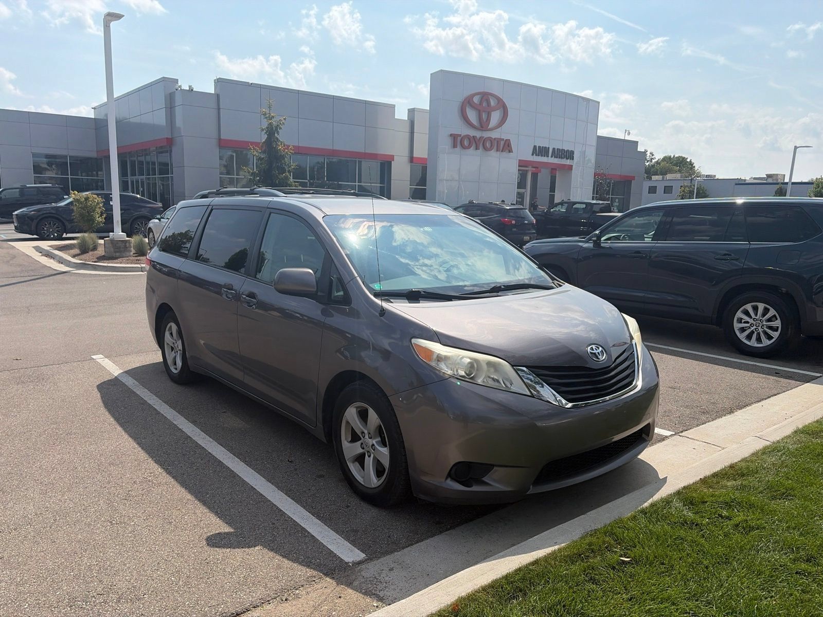 Used 2013 Toyota Sienna LE w/ Towing Pkg FWD image 2