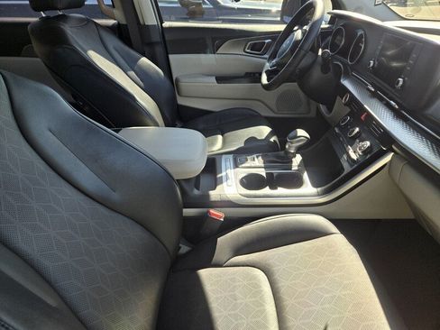 Certified 2024 Kia Carnival LX FWD image 3