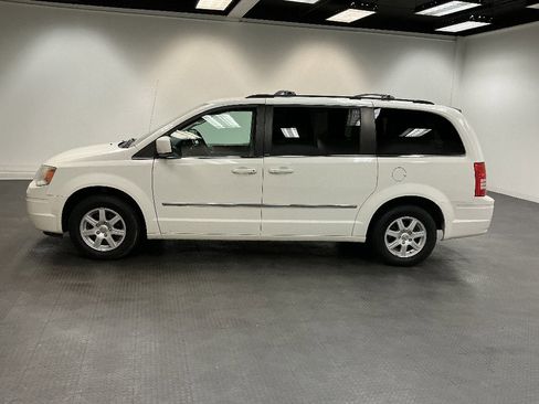 Used 2010 Chrysler Town & Country Touring Plus image 2