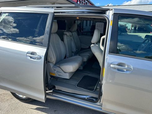 Used 2013 Toyota Sienna XLE image 11