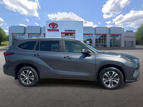 Used 2023 Toyota Highlander XLE AWD/4WD image 4
