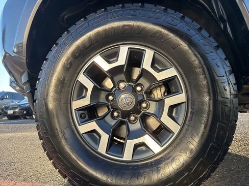 Used 2020 Toyota Tacoma TRD Sport image 9