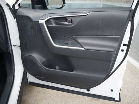 Used 2021 Toyota RAV4 LE AWD/4WD image 30