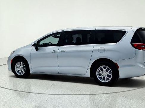 Used 2024 Chrysler Pacifica Touring-L FWD image 5