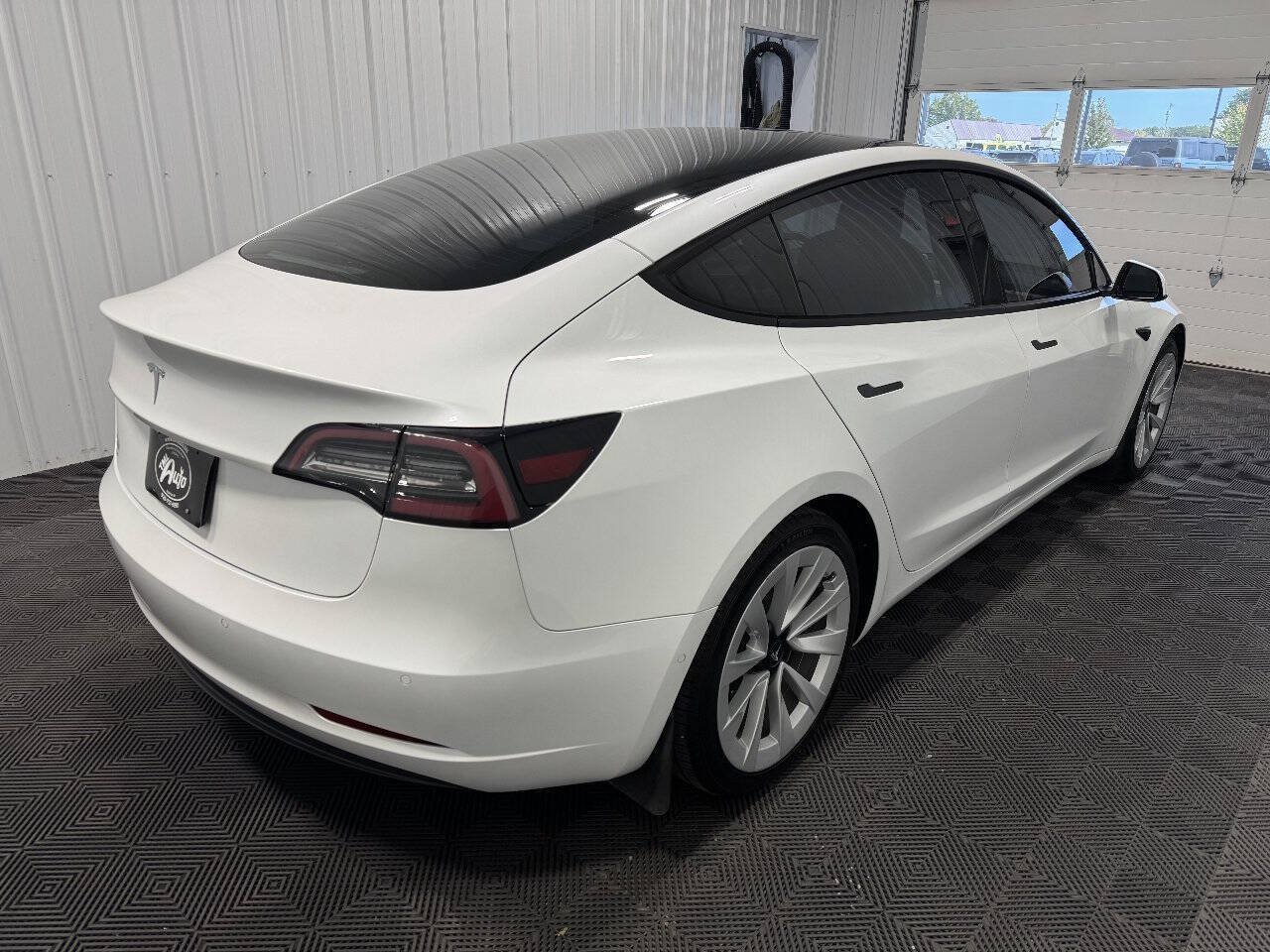 Used 2021 Tesla Model 3 Standard Range RWD image 4