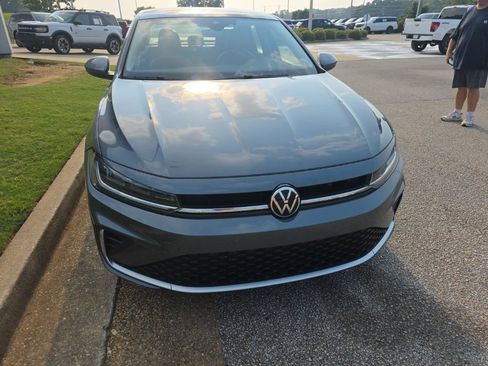 Used 2025 Volkswagen Jetta SE FWD image 3