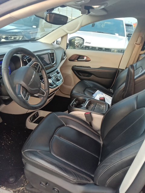 Used 2018 Chrysler Pacifica Touring-L w/ Tire & Wheel Group FWD image 6