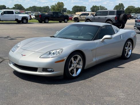Used 2007 Chevrolet Corvette Coupe w/ Preferred Equipment Group RWD image 4