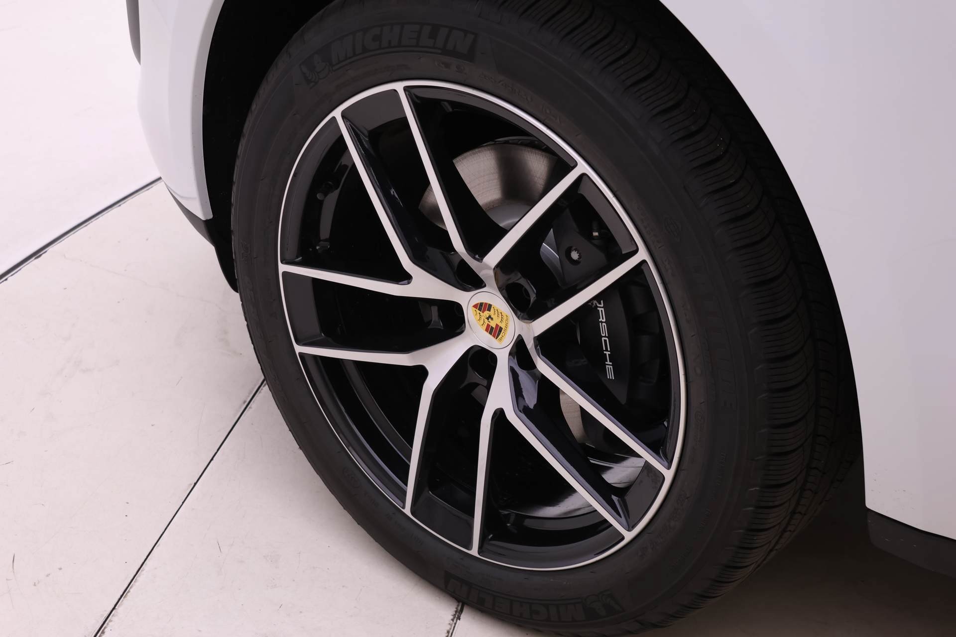 Used 2025 Porsche Macan AWD/4WD image 9
