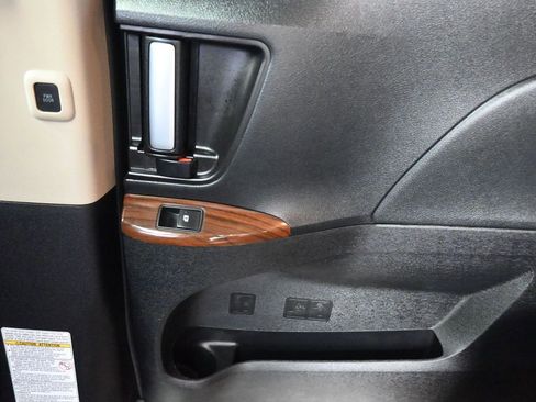 Used 2018 Toyota Sienna Limited image 32