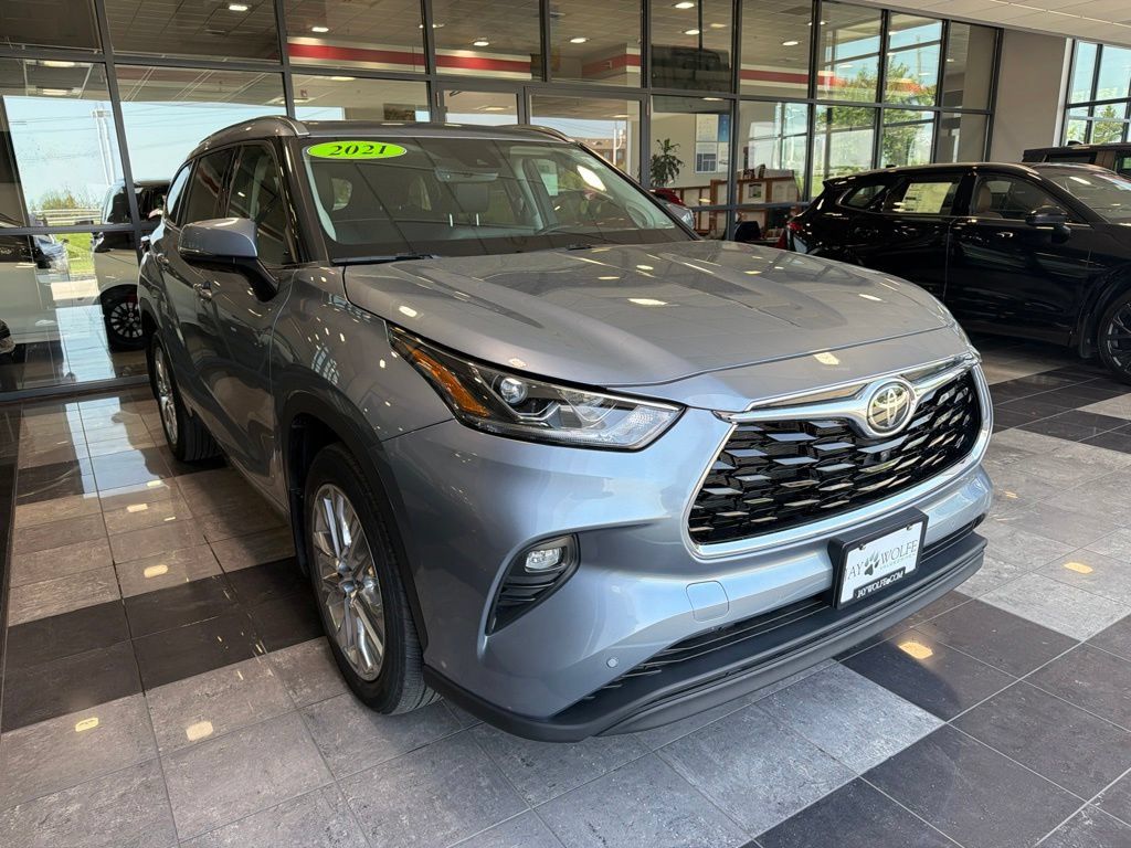 Used 2021 Toyota Highlander Limited AWD/4WD image 5