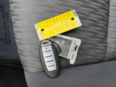 Used 2018 Nissan Rogue SV image 31