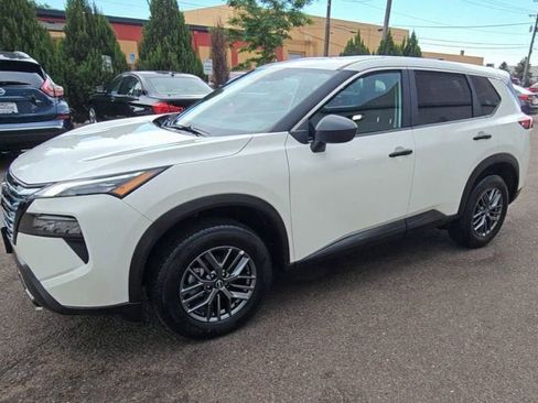 Used 2025 Nissan Rogue S image 4