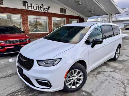 New 2026 Chrysler Pacifica Select image 1