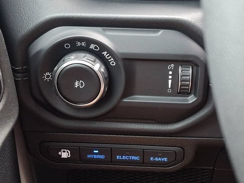 Used 2024 Jeep Wrangler Unlimited Sahara w/ Technology Group AWD/4WD image 29