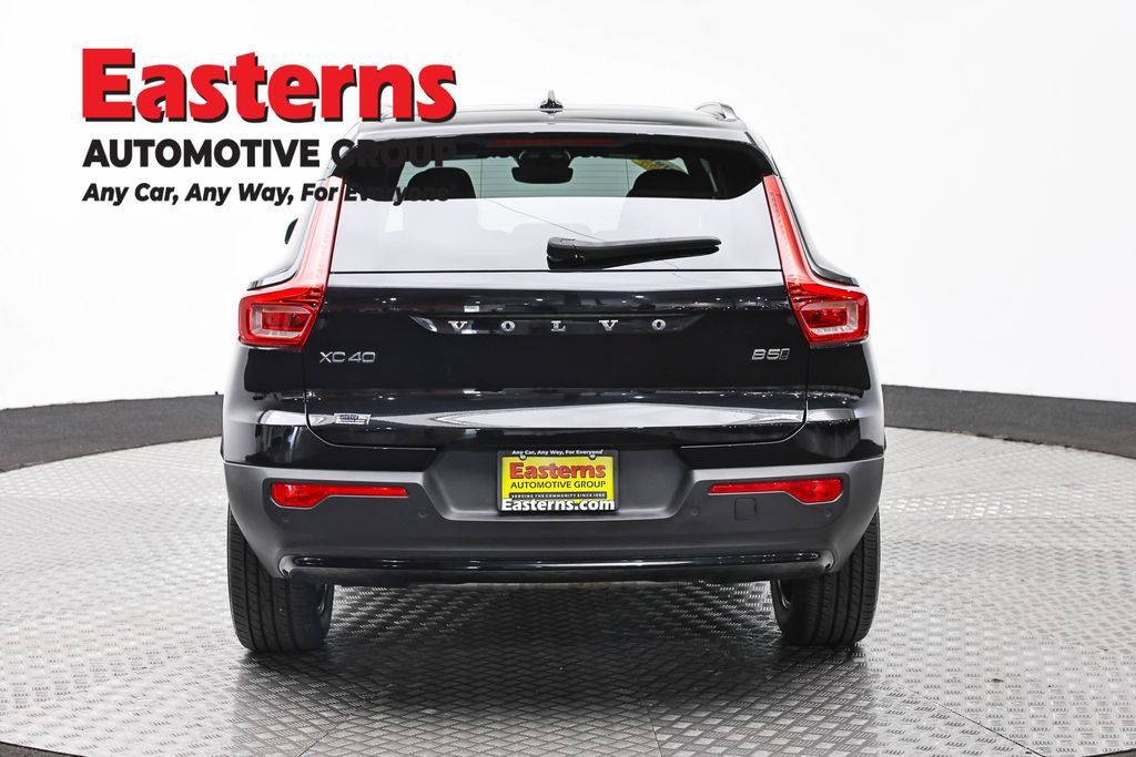Used 2024 Volvo XC40 B5 Core AWD/4WD image 8