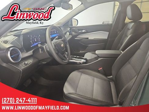 Used 2025 Chevrolet Trax LT FWD image 10