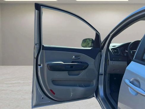 Used 2017 Kia Sedona LX image 9