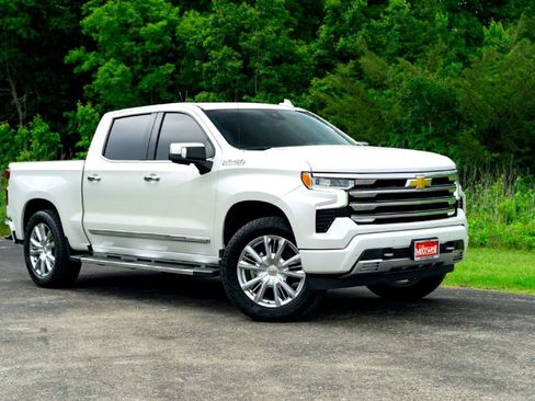Used 2023 Chevrolet Silverado 1500 High Country w/ High Country Premium Package AWD/4WD image 2