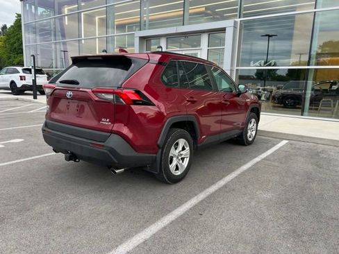 Used 2021 Toyota RAV4 XLE w/ Convenience Package AWD/4WD image 3