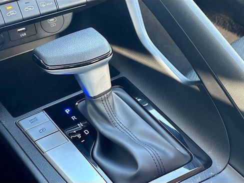 Certified 2025 Hyundai Elantra SE image 16