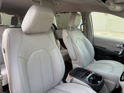 Used 2018 Chrysler Pacifica Touring-L FWD image 17