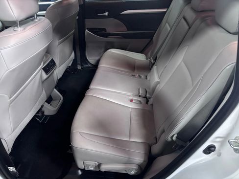 Used 2019 Toyota Highlander XLE image 11