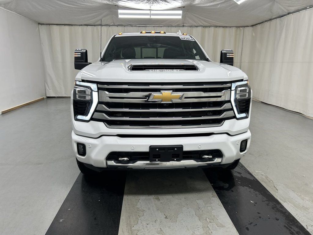 Used 2024 Chevrolet Silverado 3500 High Country w/ High Country Premium Package AWD/4WD image 3