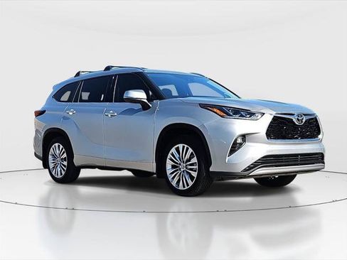 Certified 2025 Toyota Highlander Platinum AWD/4WD image 3