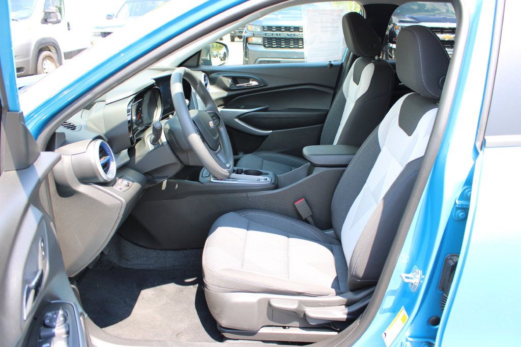 Certified 2025 Chevrolet Trax LS FWD image 10