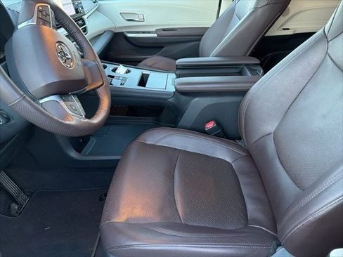 Certified 2023 Toyota Sienna Platinum image 5