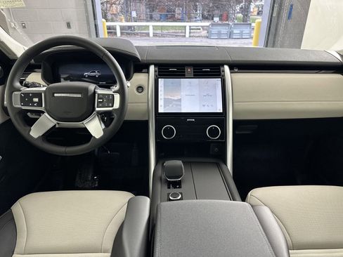 Used 2025 Land Rover Discovery S image 12