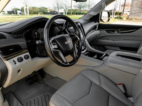 Used 2019 Cadillac Escalade ESV Premium Luxury image 3