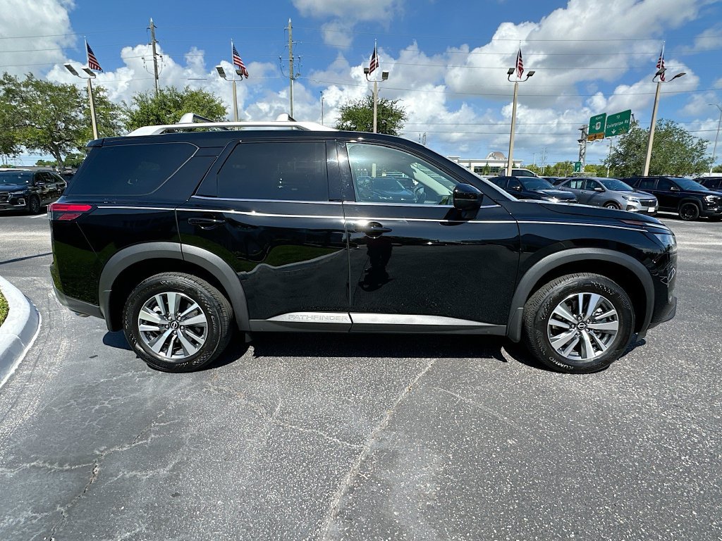 Used 2025 Nissan Pathfinder SL FWD image 4