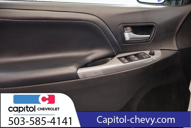 Used 2016 Toyota Sienna SE FWD image 10