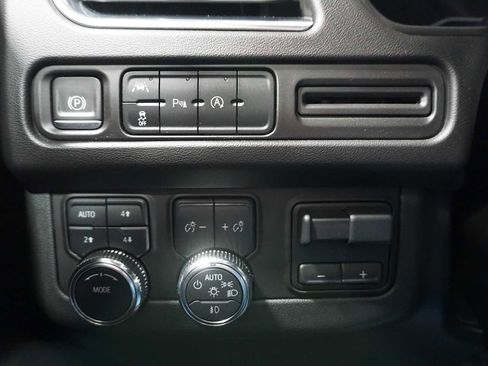 Used 2024 GMC Yukon XL SLE image 27