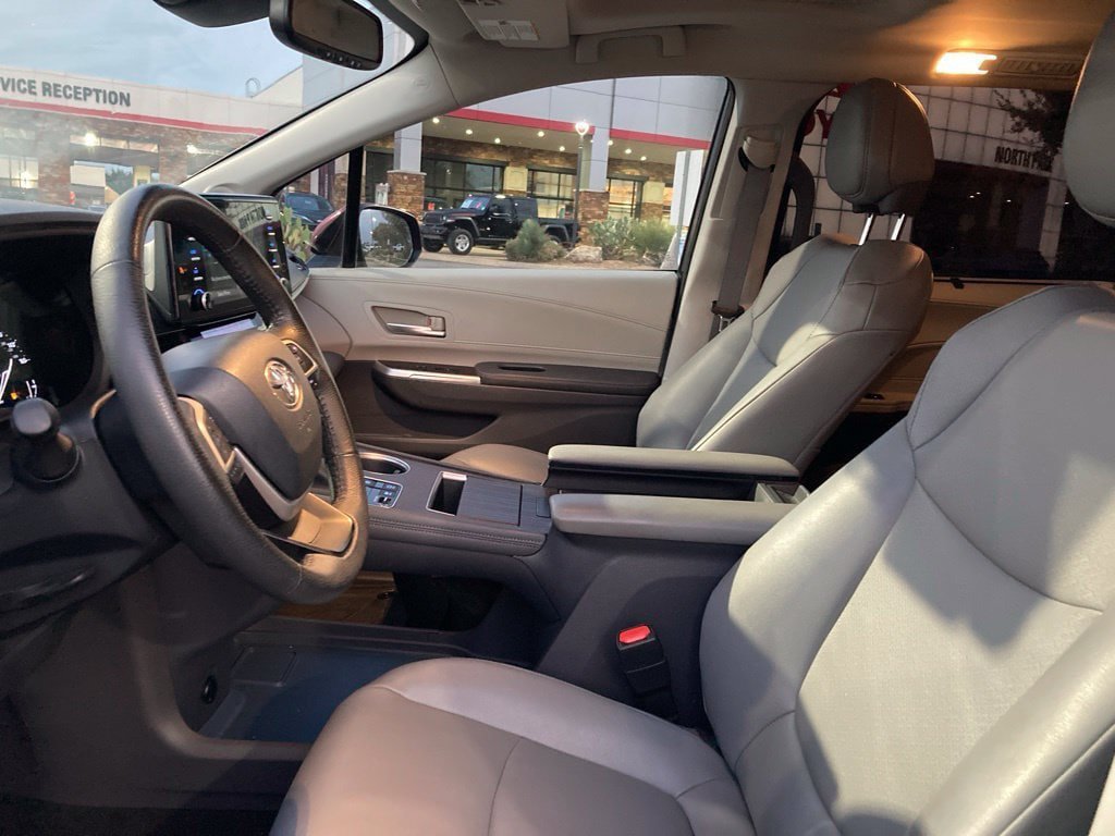Used 2023 Toyota Sienna XLE w/ XLE Plus Package FWD image 8