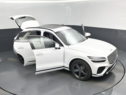 Used 2025 Genesis GV70 3.5T Sport w/ Sport Prestige Package AWD/4WD image 19