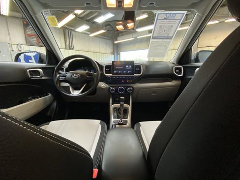 Used 2024 Hyundai Venue SEL image 17
