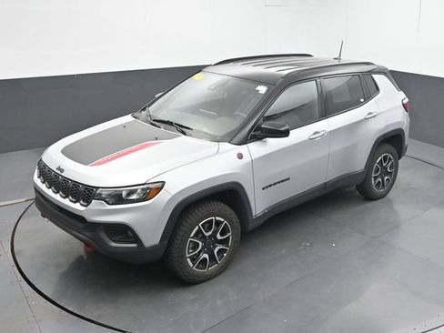 Used 2025 Jeep Compass Trailhawk AWD/4WD image 17