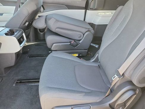 Used 2023 Kia Carnival LX FWD image 16