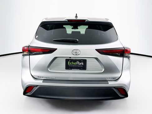 Used 2024 Toyota Highlander LE image 7