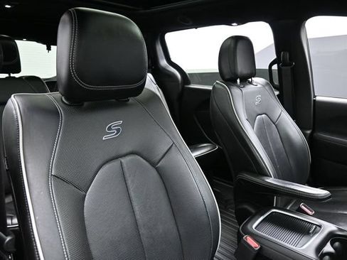Used 2019 Chrysler Pacifica Limited w/ S Appearance Package FWD image 23