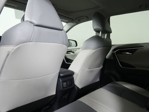 Used 2019 Toyota RAV4 Limited image 17