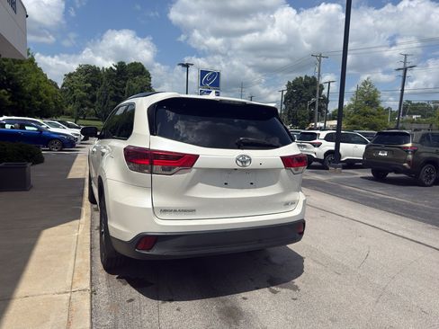 Used 2018 Toyota Highlander SE AWD/4WD image 4