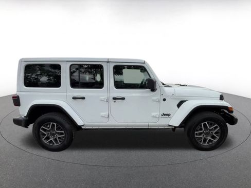 Used 2025 Jeep Wrangler Sahara image 16