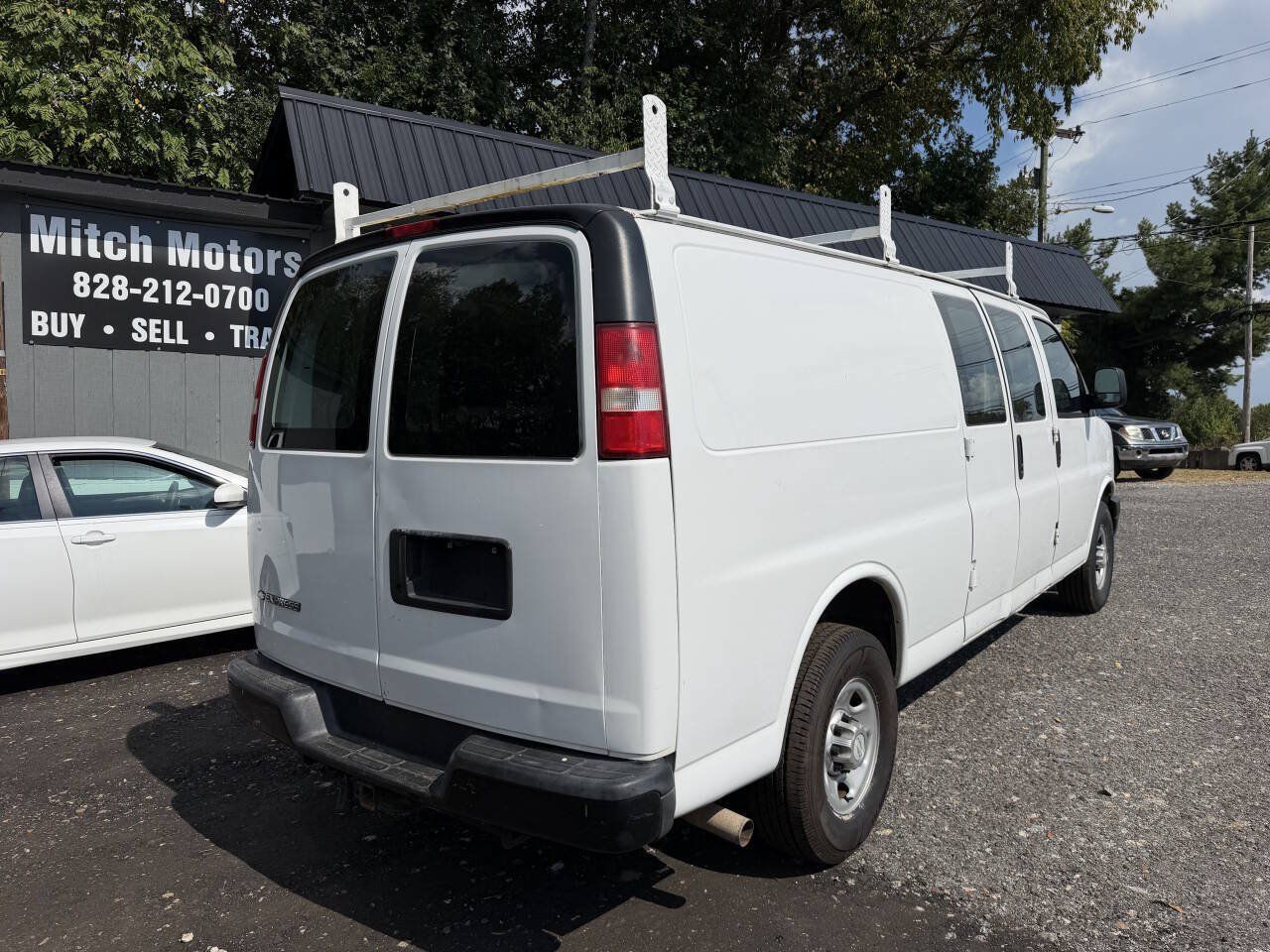 Used 2017 Chevrolet Express 3500 Extended RWD image 5